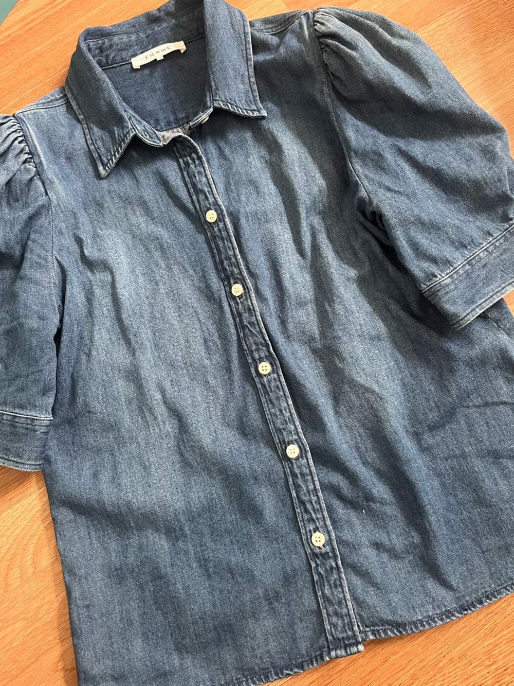 Frame denim button-front puffed short sleeve sleeve top